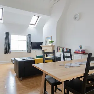 Fantastic 3 Bed House- Sleeps 6- Superfast Wifi And Garage Hove